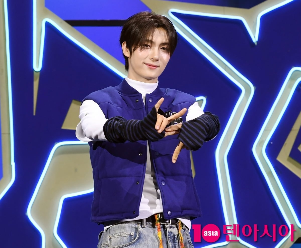 TWSのミニ4集『play hard』ショーケースでヨンジェがポーズ